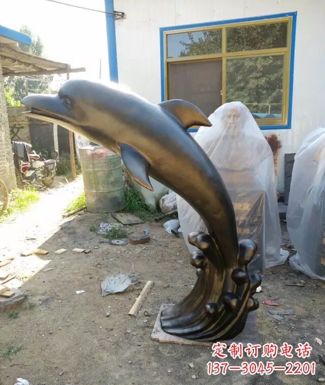 宁波公园喷水海豚动物铜雕