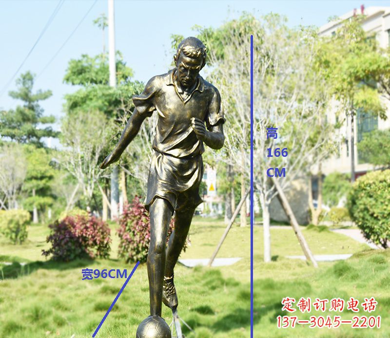 宁波公园踢足球的铜雕