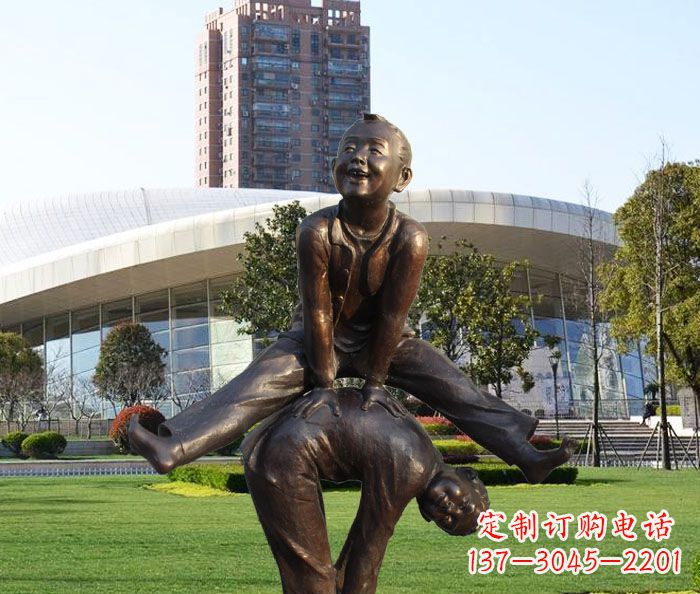 宁波公园跳山羊的儿童铜雕