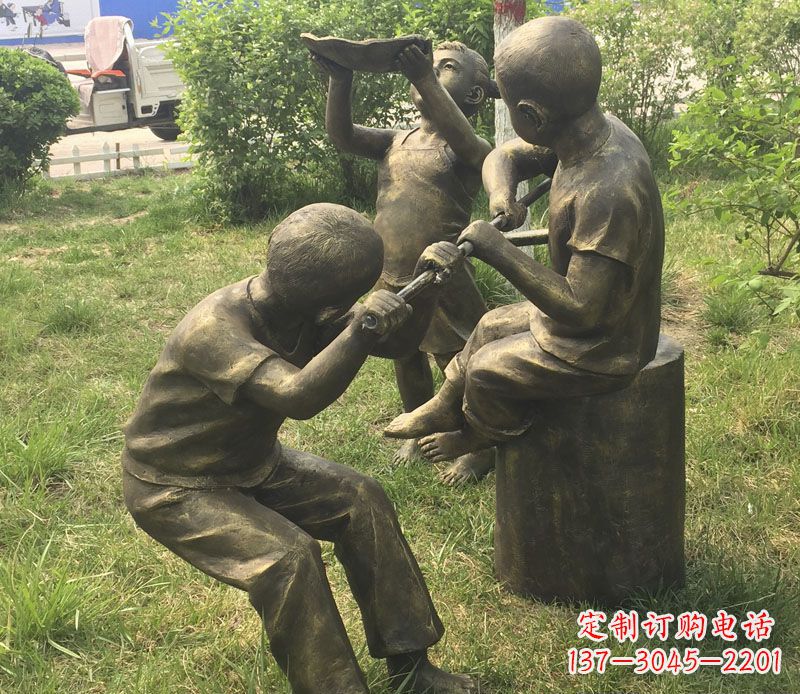 宁波公园玩水的儿童铜雕