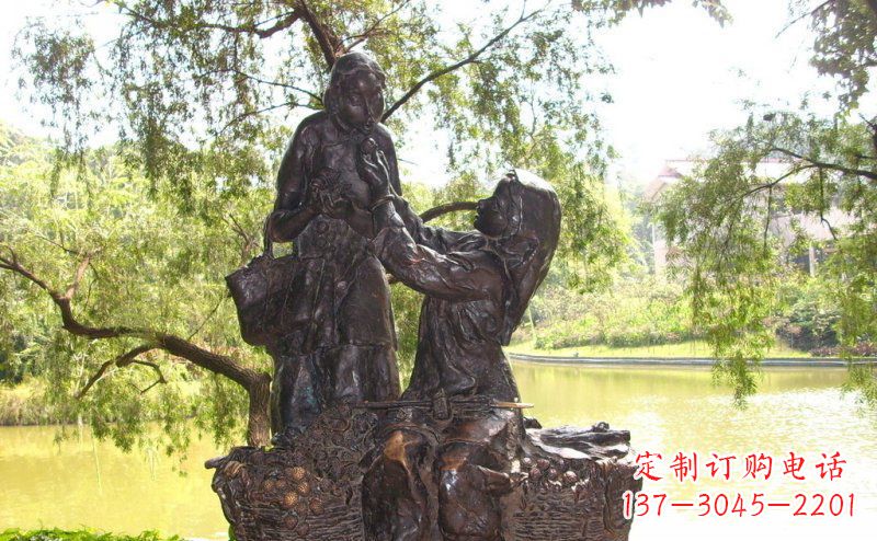 宁波温馨铜雕公园里喂母亲吃荔枝的女孩
