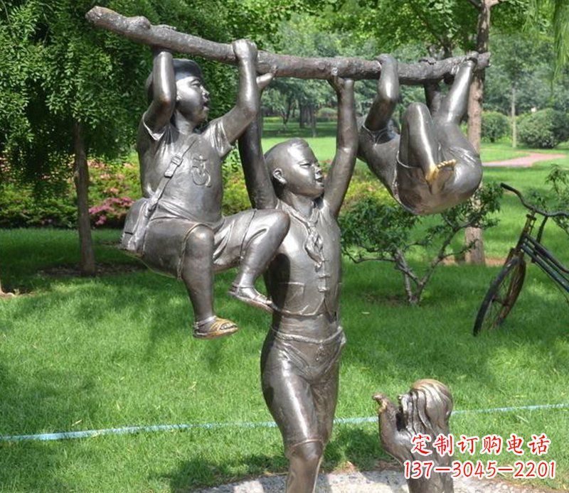 宁波公园捉着树枝玩耍的小孩小品铜雕