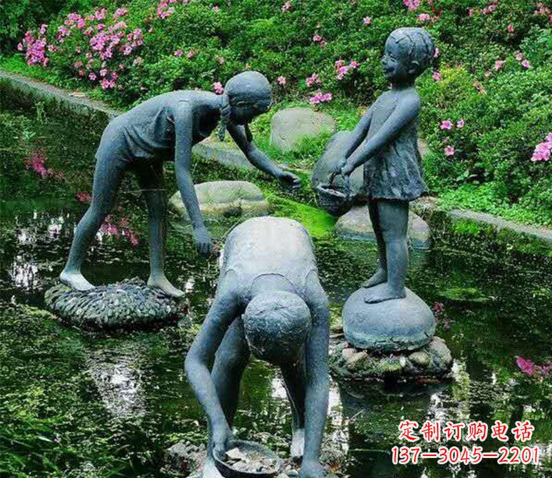 宁波公园捉螃蟹的小孩小品铜雕