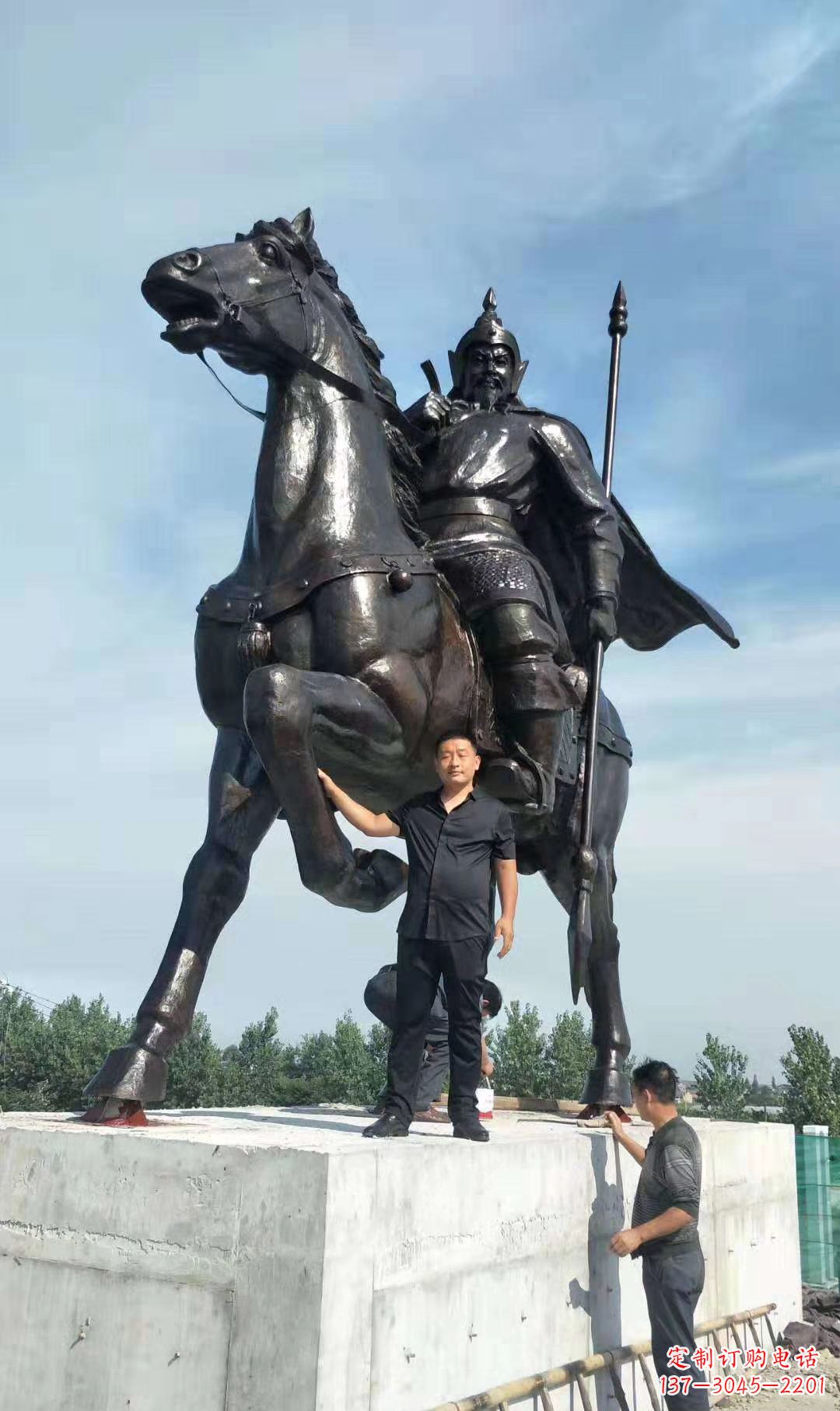 宁波以古代骑马将军为灵感的铜雕