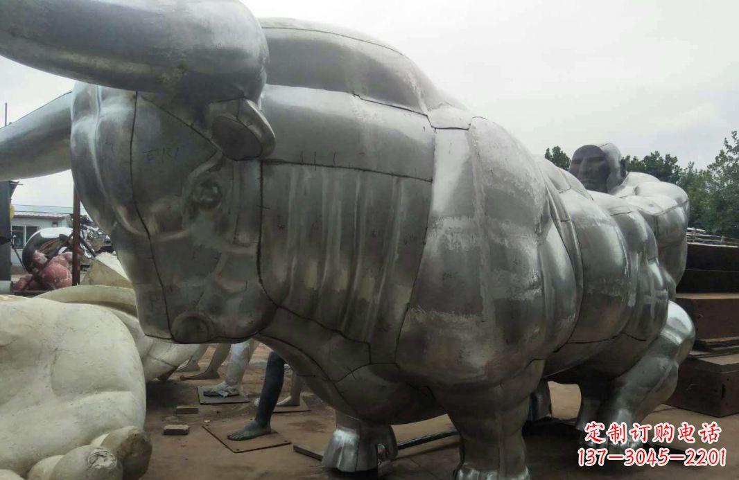 宁波中领雕塑:复古拓荒牛不锈钢雕塑