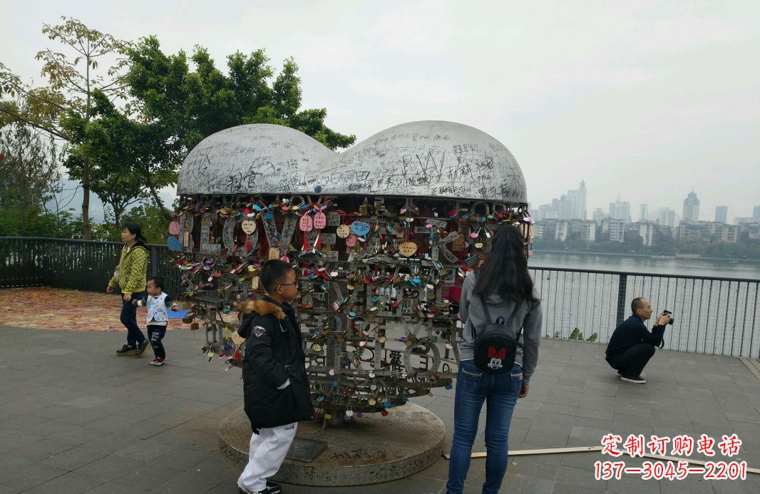 宁波广场不锈钢英文字母镂空景观雕塑