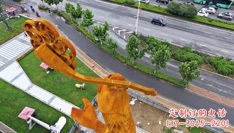 宁波广场叼着钥匙的鱼景观铜雕