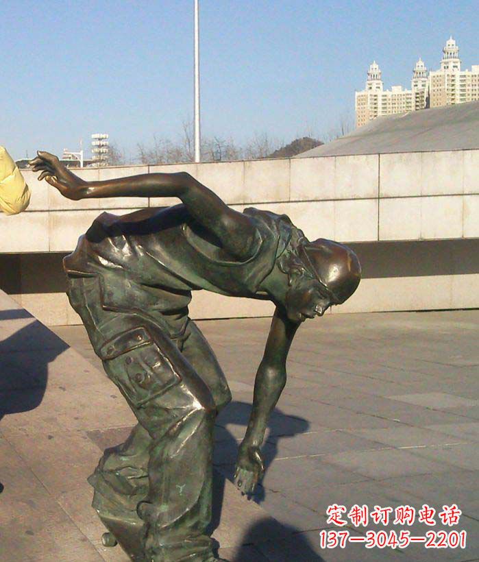 宁波广场滑滑板的青年景观铜雕
