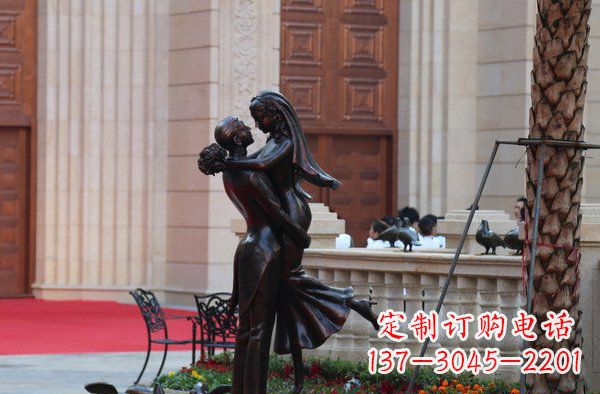 宁波广场浪漫情侣人物铜雕