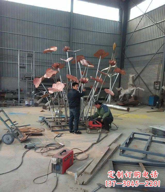 宁波荷花荷叶铜雕,营造梦幻氛围