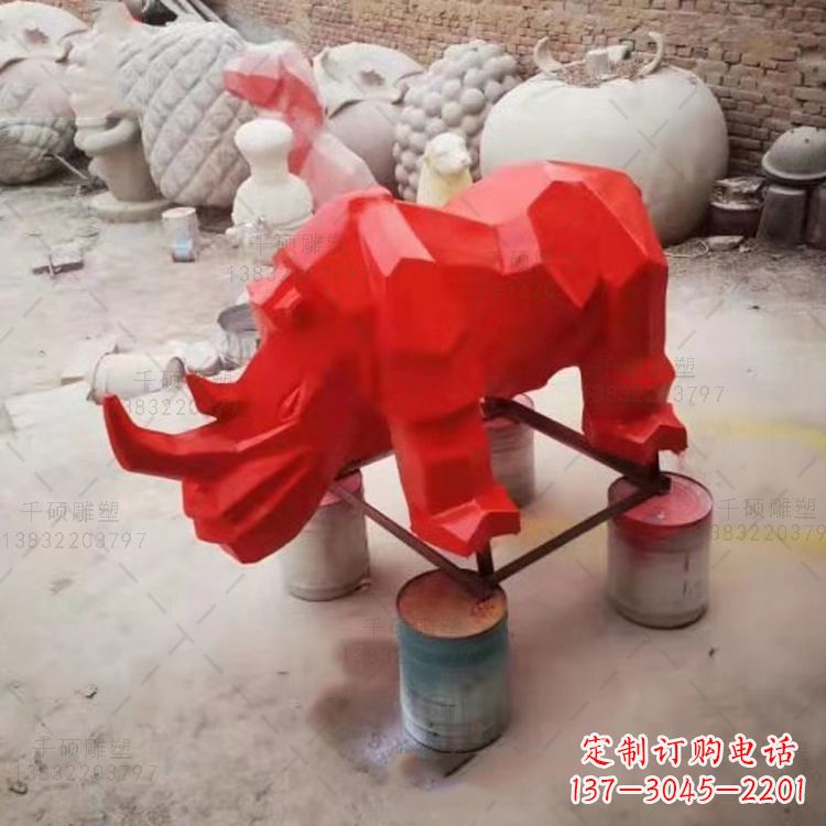 宁波红色几何切面抽象犀牛雕塑