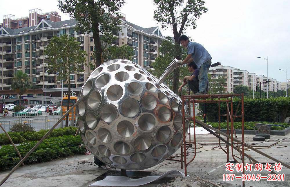 宁波精心打造的街边苹果雕塑