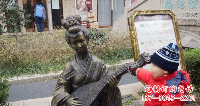 宁波街边弹琵琶的古代美女雕塑