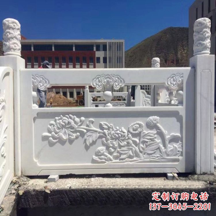 宁波中领雕塑旗下的菊花石栏板雕塑,以其独特的…