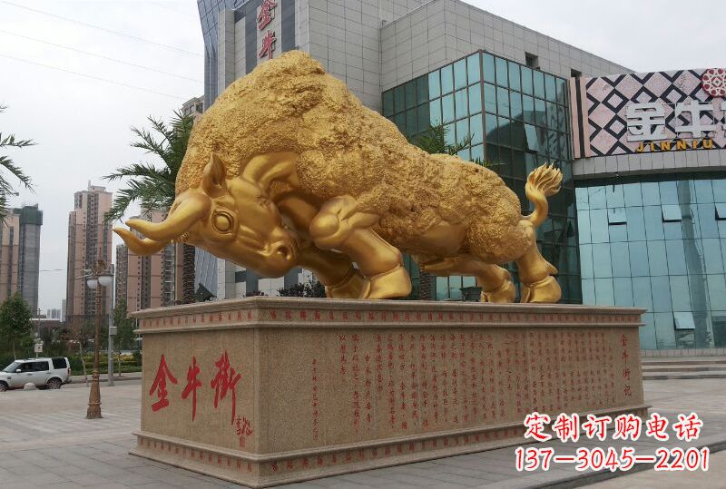 宁波鎏金开荒牛铜雕像,城市街道景观动物雕塑