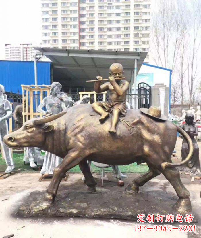 宁波专为儿童量身定制的牧童骑在牛背吹笛铜雕
