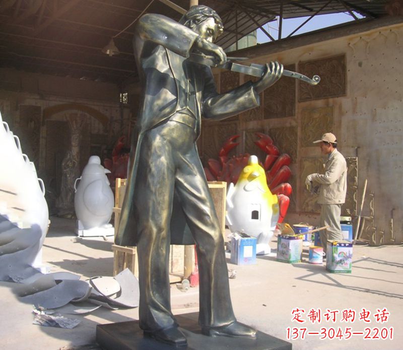 宁波男人演奏小提琴人物景观铜雕