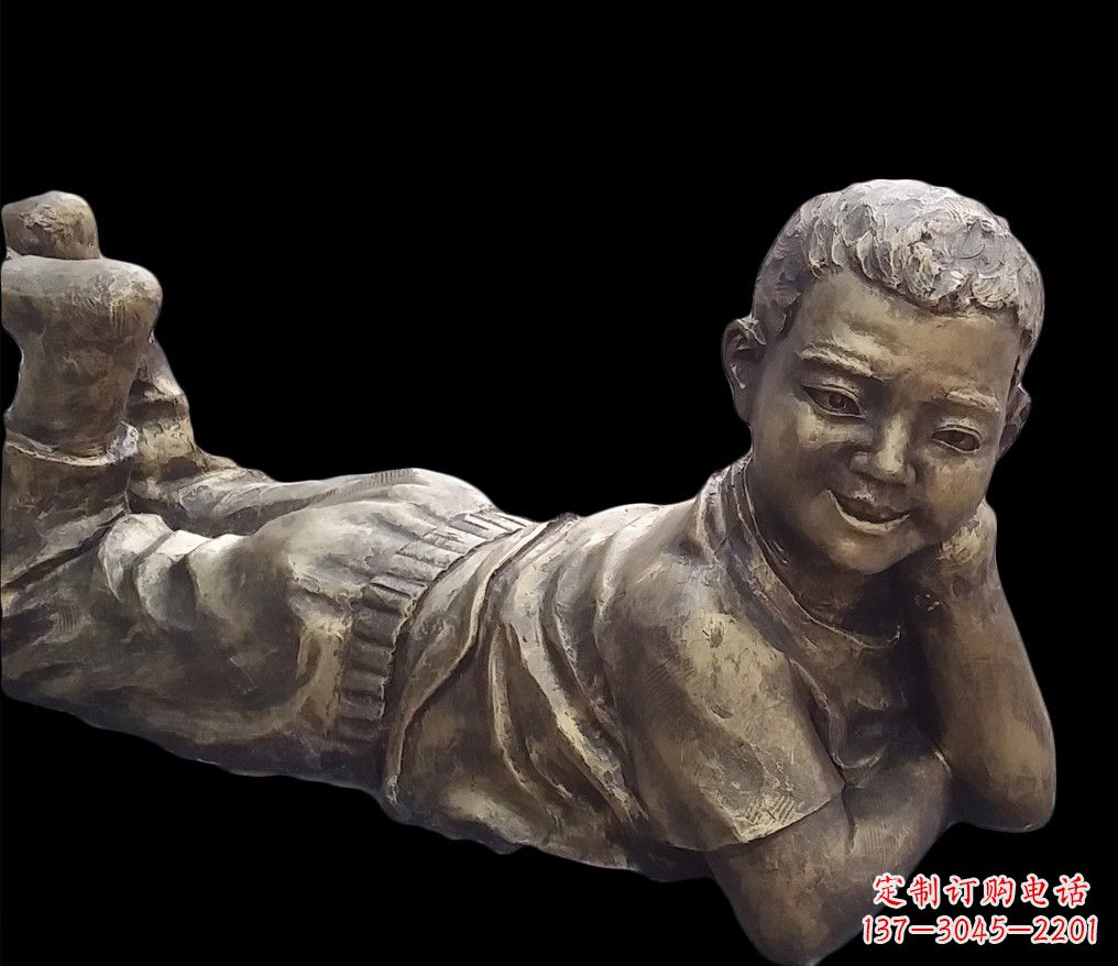 宁波匍匐在地的小男孩铜雕像