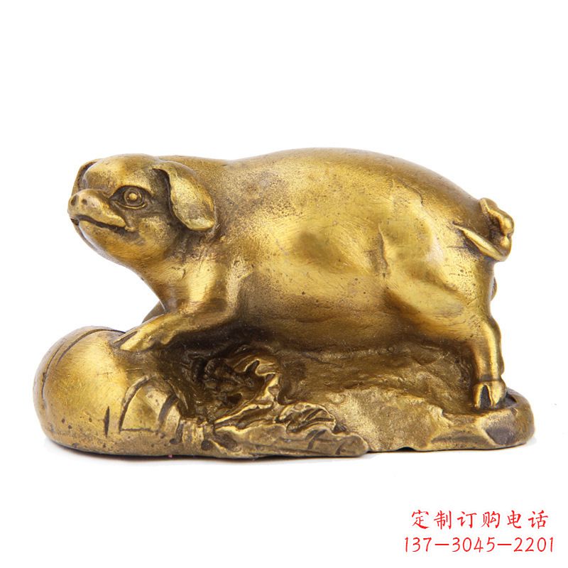 宁波铸铜鎏金猪雕塑时尚炫彩，精致温馨