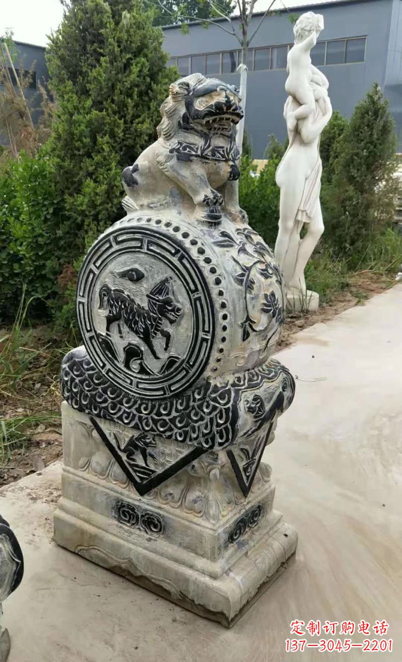 宁波狮子抱鼓石雕塑,象征力量与美感