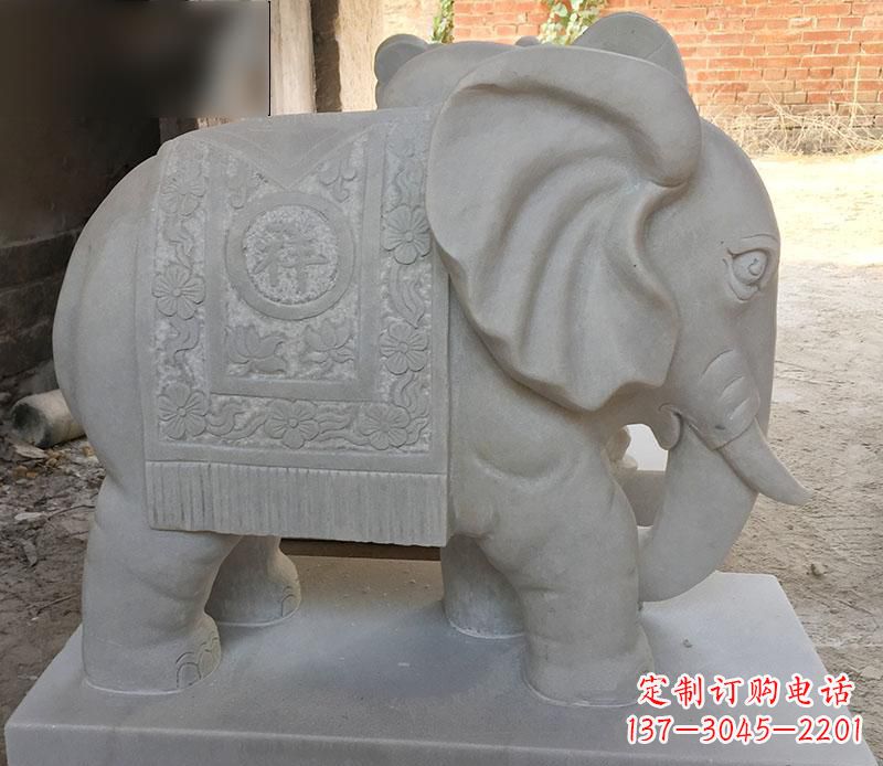 宁波风格多样的大象雕塑