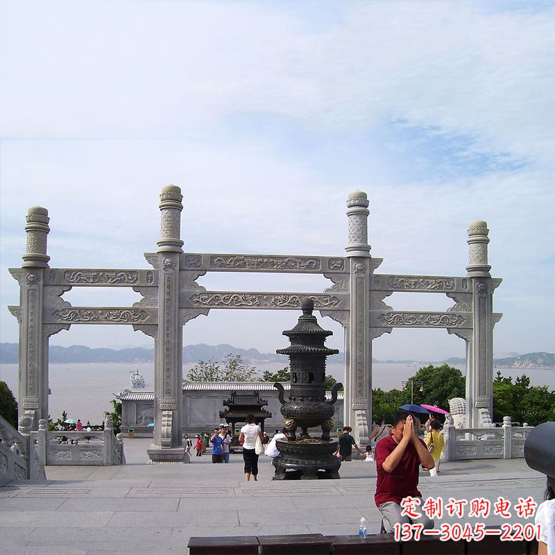 宁波寺院冲天式石雕牌坊