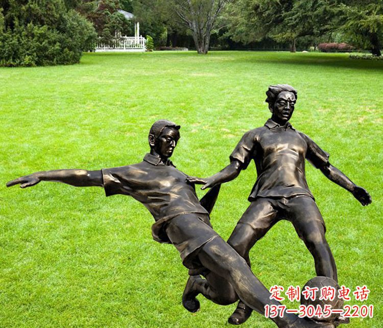 宁波踢足球的人物铜雕