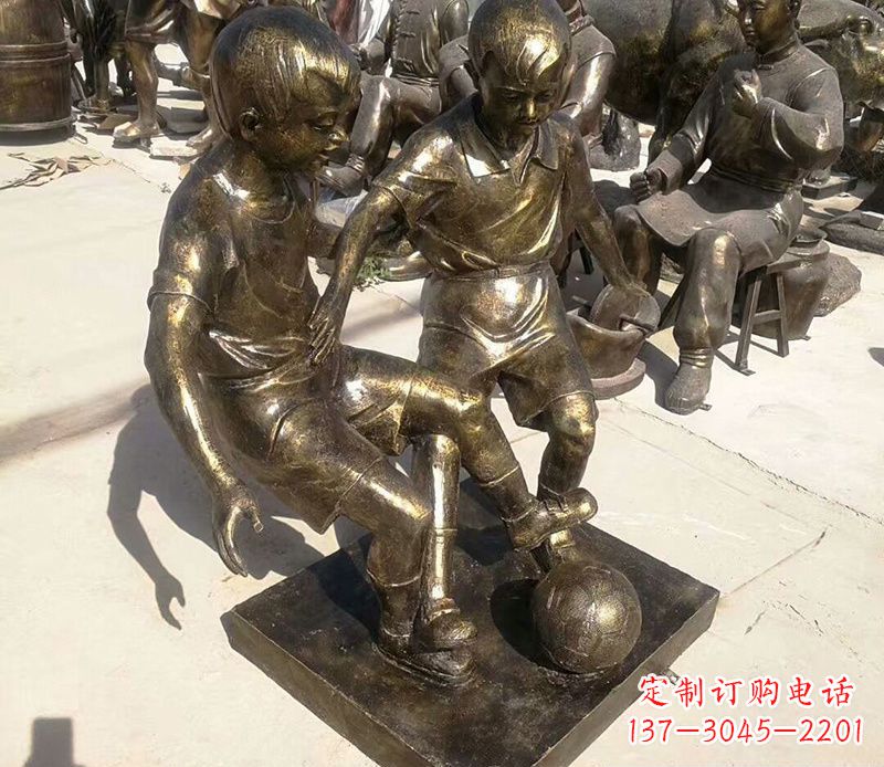 宁波踢足球的儿童铜雕