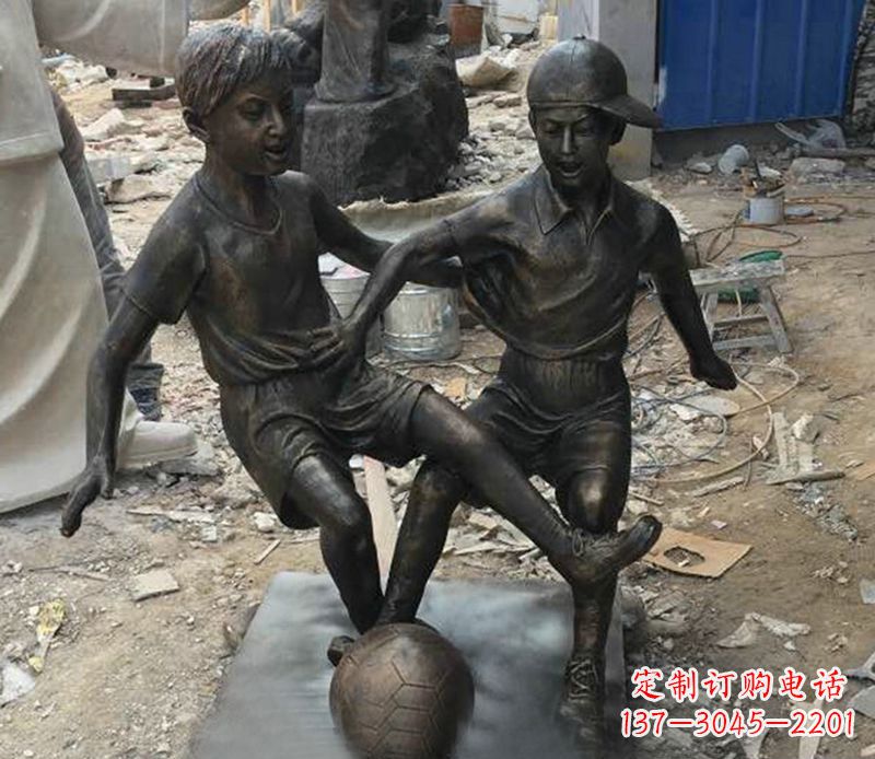 宁波踢足球公园人物铜雕
