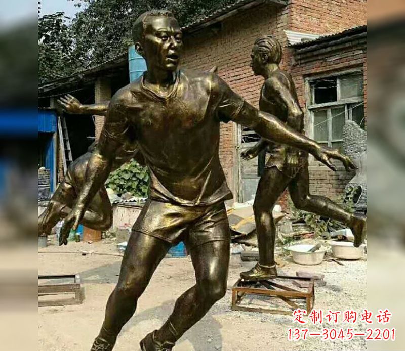 宁波踢足球广场人物铜雕