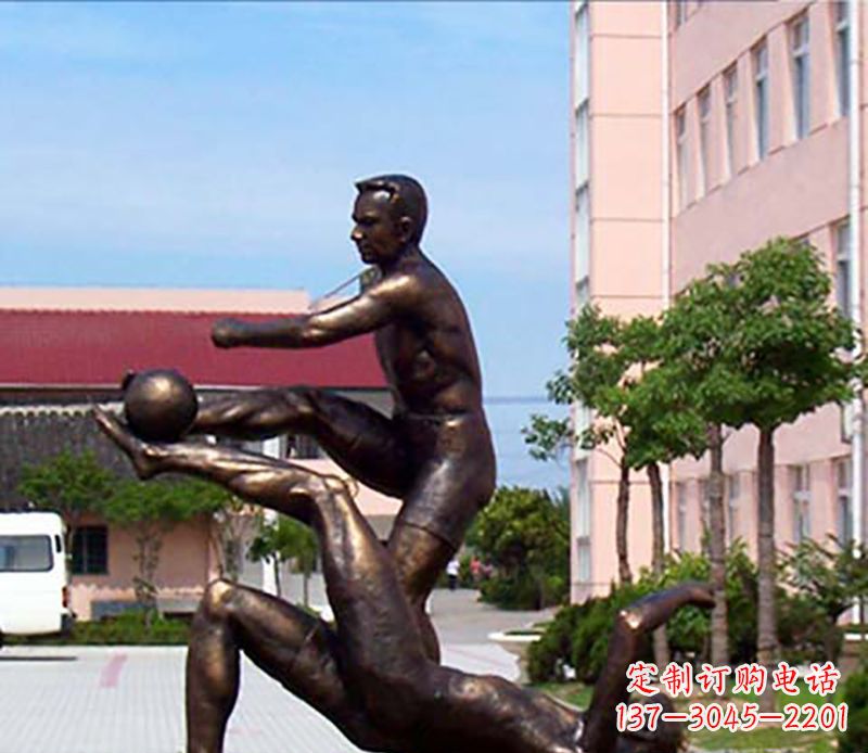 宁波踢足球人物广场小品铜雕
