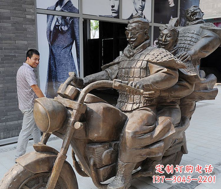 宁波铜雕街头骑摩托人物雕塑