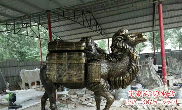 宁波拖行李的骆驼动物铜雕 (2)