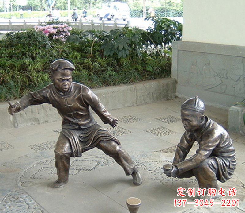 宁波玩陀螺的古代儿童铜雕