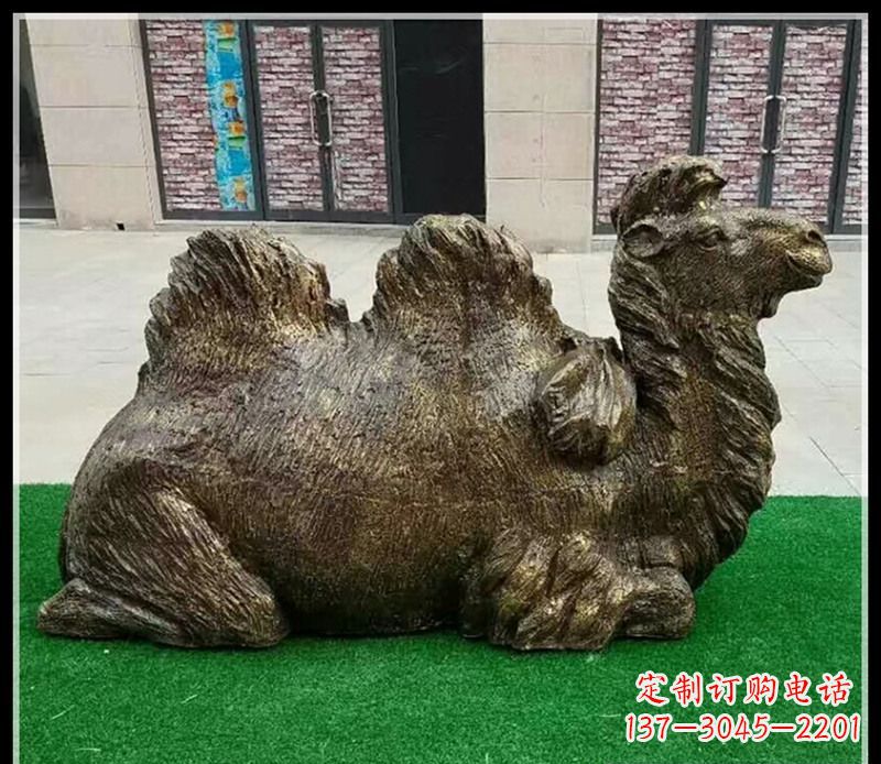 宁波卧在草地的骆驼铜雕