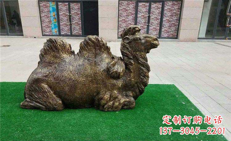 宁波卧着的骆驼动物铜雕