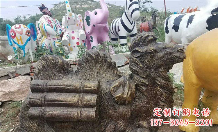 宁波卧着的骆驼动物铜雕 (2)