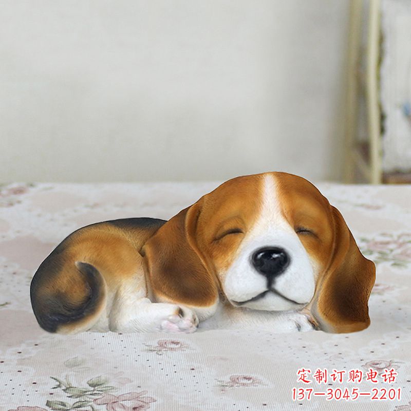 宁波卧姿比格犬仿真雕塑,睡觉的小狗狗是内美陈动物雕塑摆件