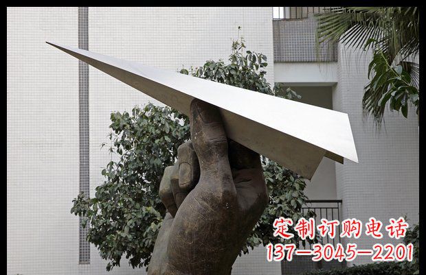 宁波小区不锈钢手拿纸飞机雕塑
