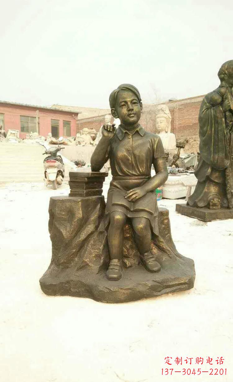 宁波校园看书思考的学生铜雕