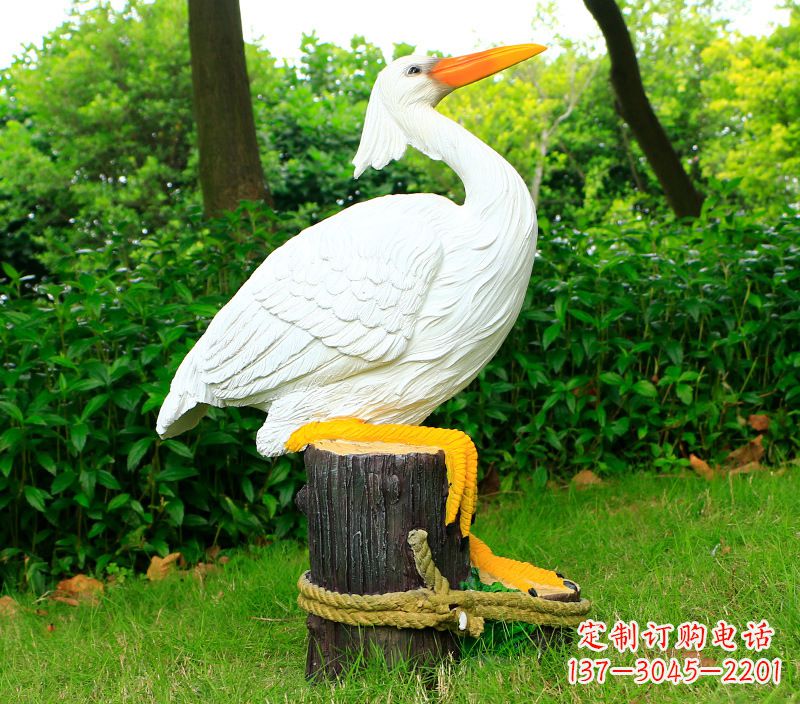 宁波一男一女抱一只鸽子雕像