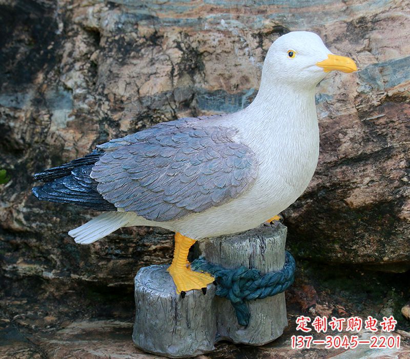 宁波一手托鸽子 一手拿书本的雕塑像