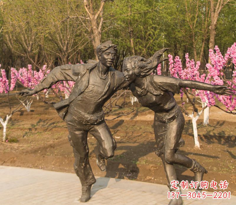 宁波游玩的情侣铜雕