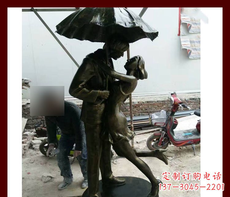 宁波雨伞下拥抱的情侣铜雕