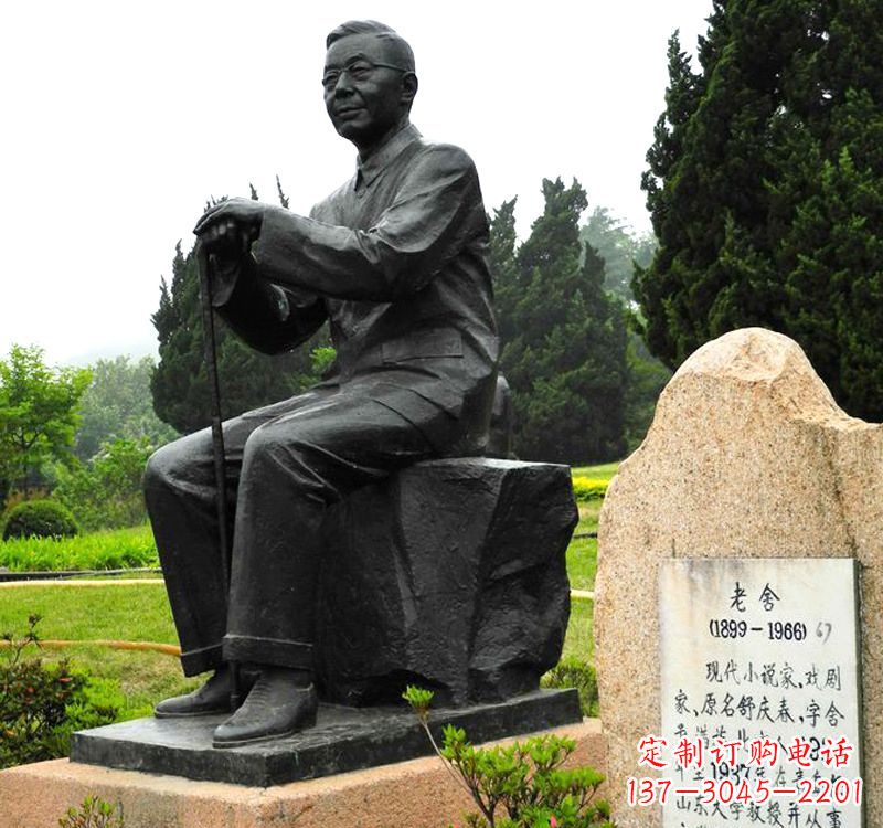 宁波中国现代著名小说家老舍铜雕像