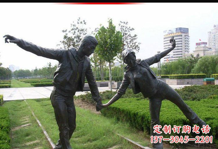 宁波走铁轨的情侣铜雕