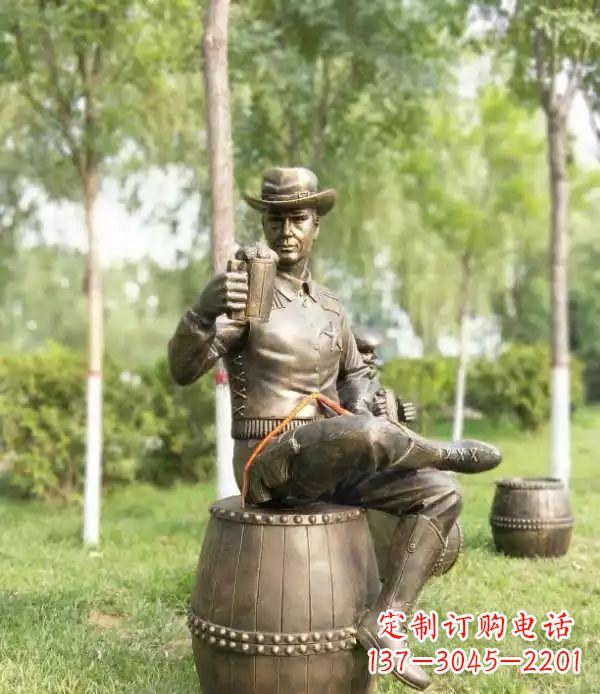 宁波坐酒桶喝啤酒的牛仔铜雕