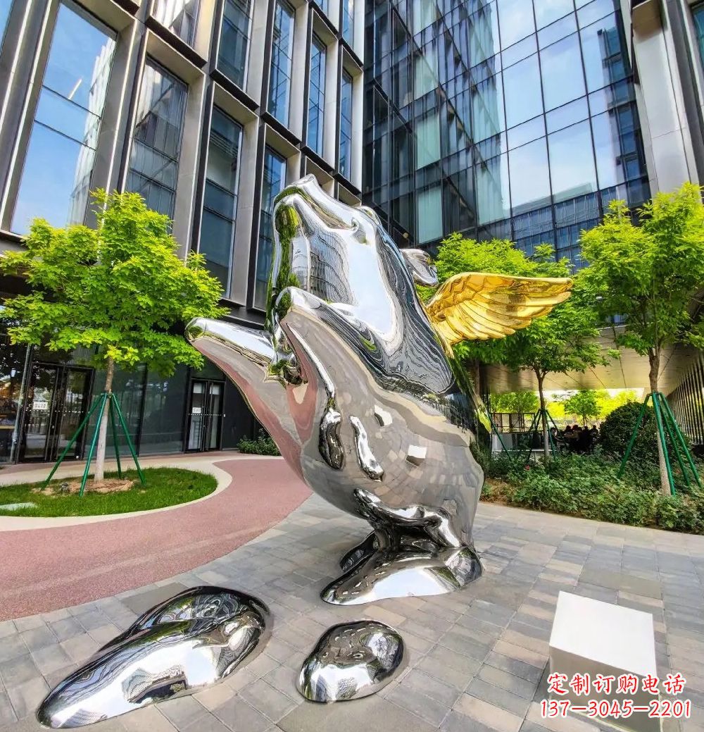 宁波猪雕塑-酒店门口一只带翅膀不锈钢镜面猪雕塑